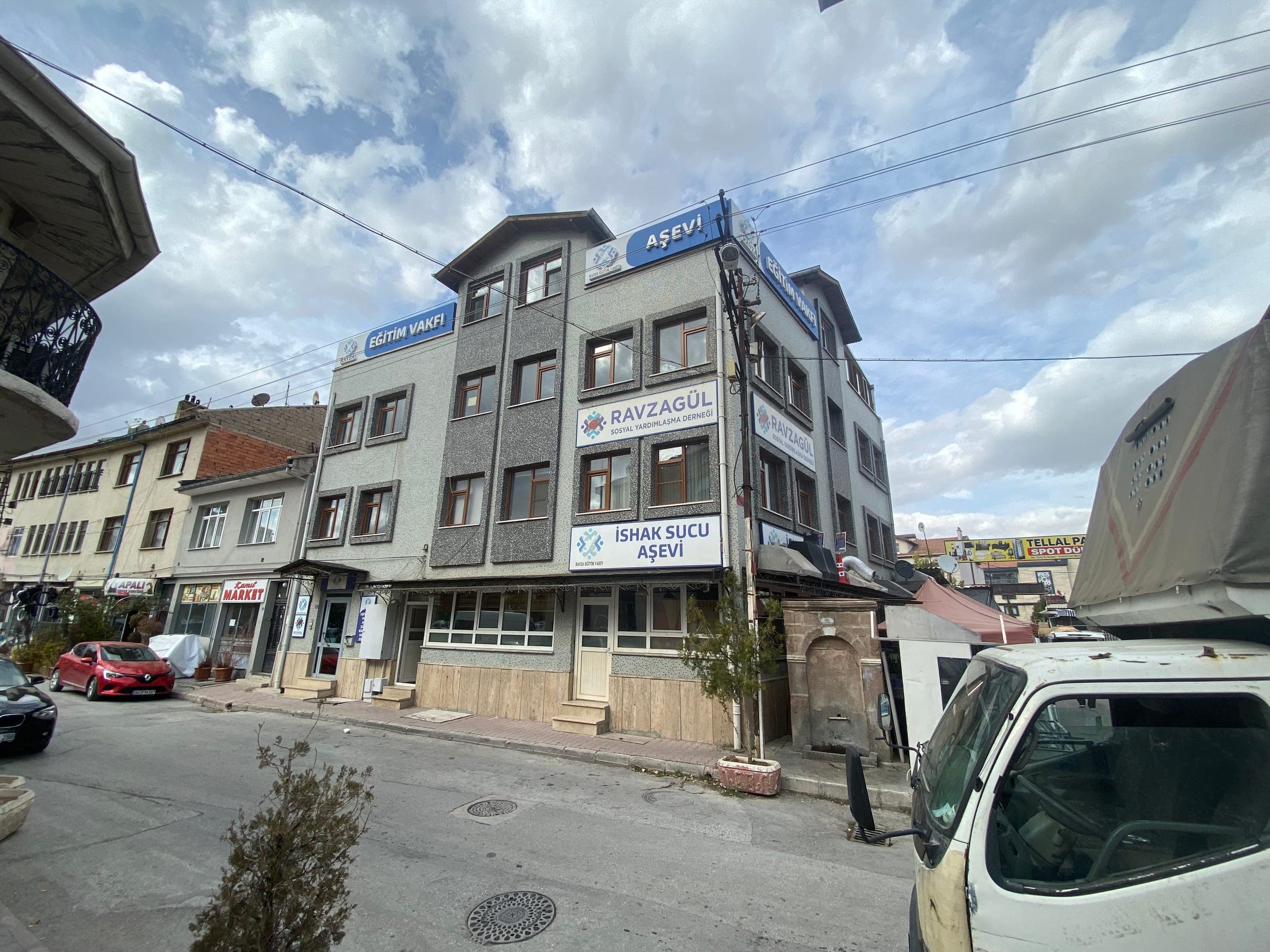 Karatay'daki hizmet binasının cephesinde Ravza Eğitim Vakfı ve Ravzagül Derneği tabelaları